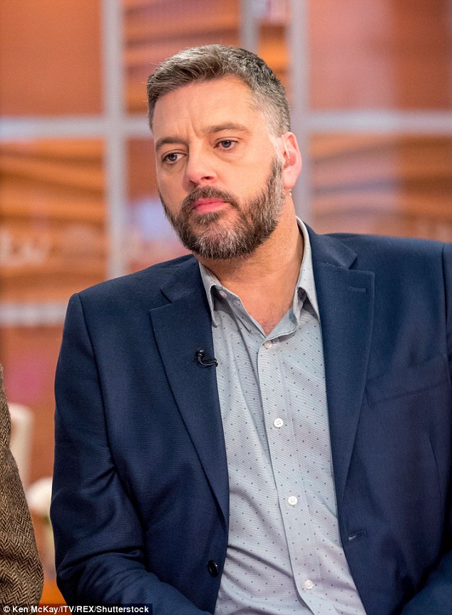 How tall is Iain Lee?